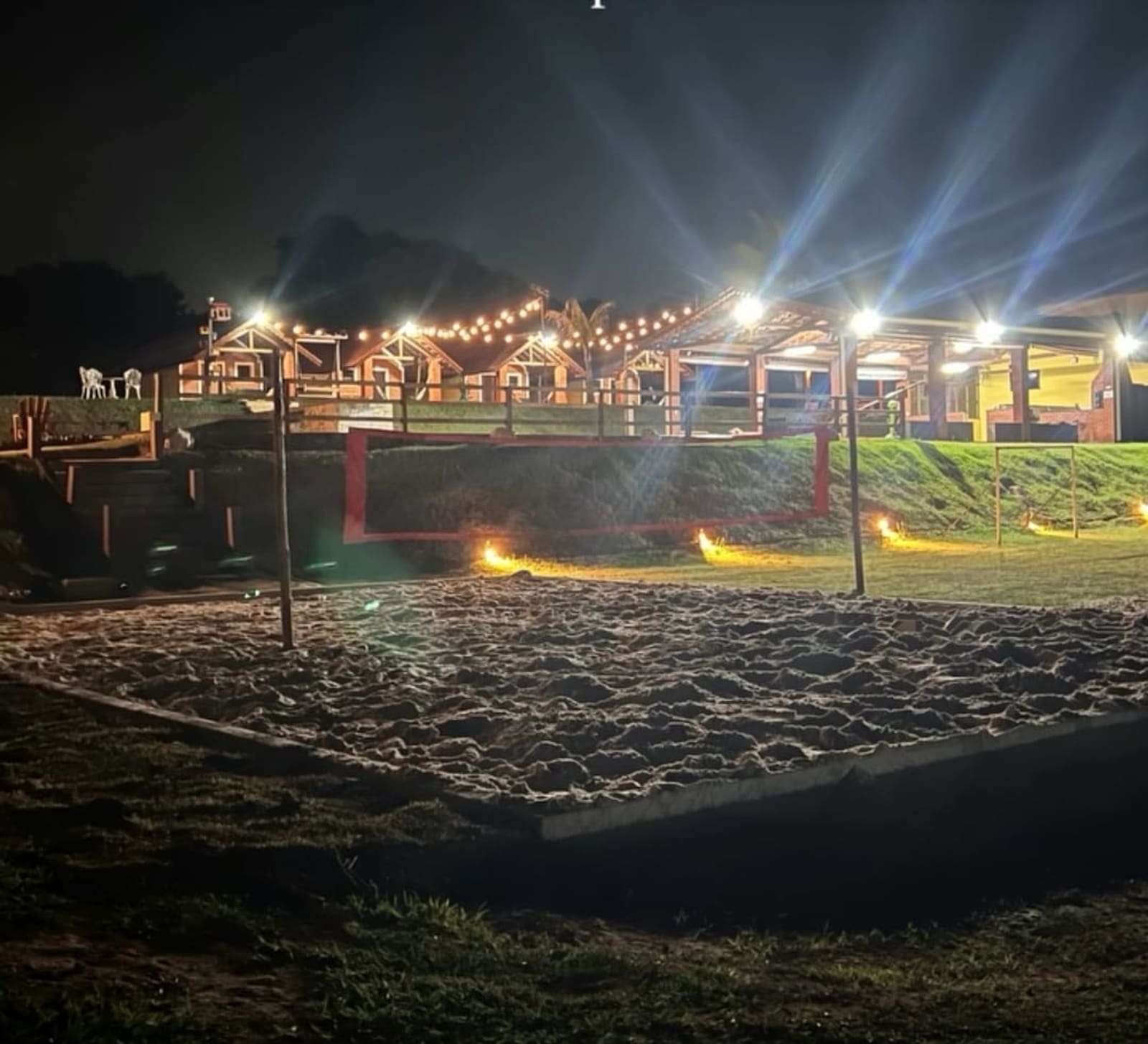 Beach tennis à noite